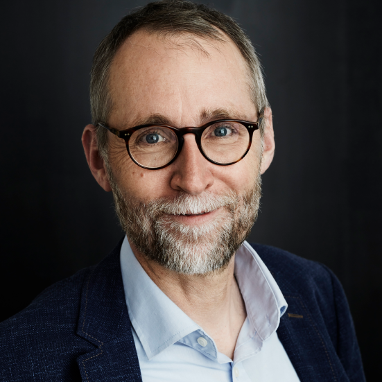 forfatteren med sort baggrund