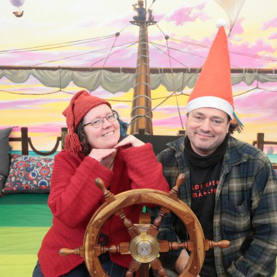 Julenisserne Louise og Ulrik med nissehuer på