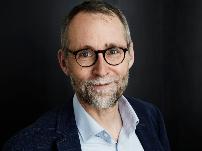 forfatteren med sort baggrund