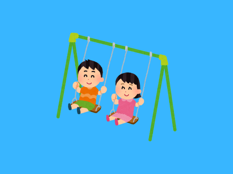 To børn der gynger i et gyngestativ