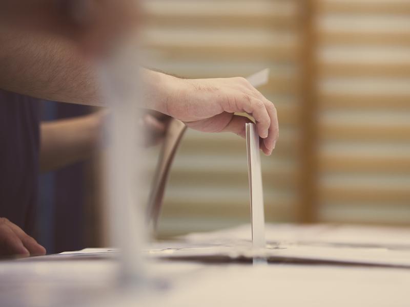 hånd afgiver brevstemme