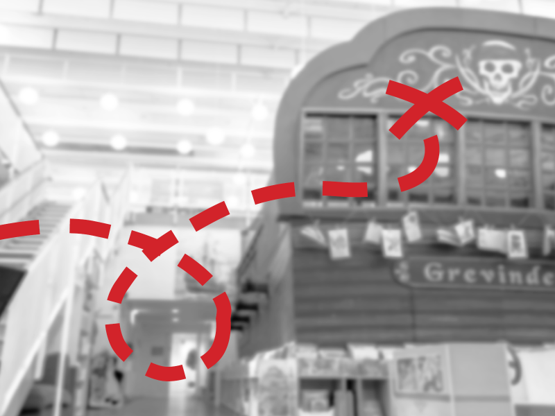 Rød stiplet linje som ender i et rødt kryds med piratskib i sort hvid baggrund