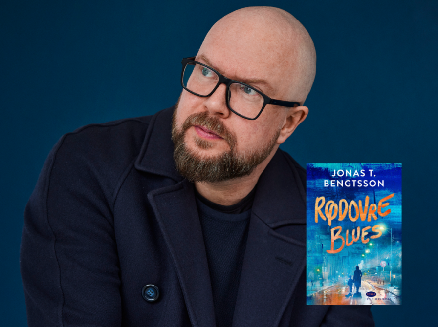 forfatteren portrætteres med bogforside