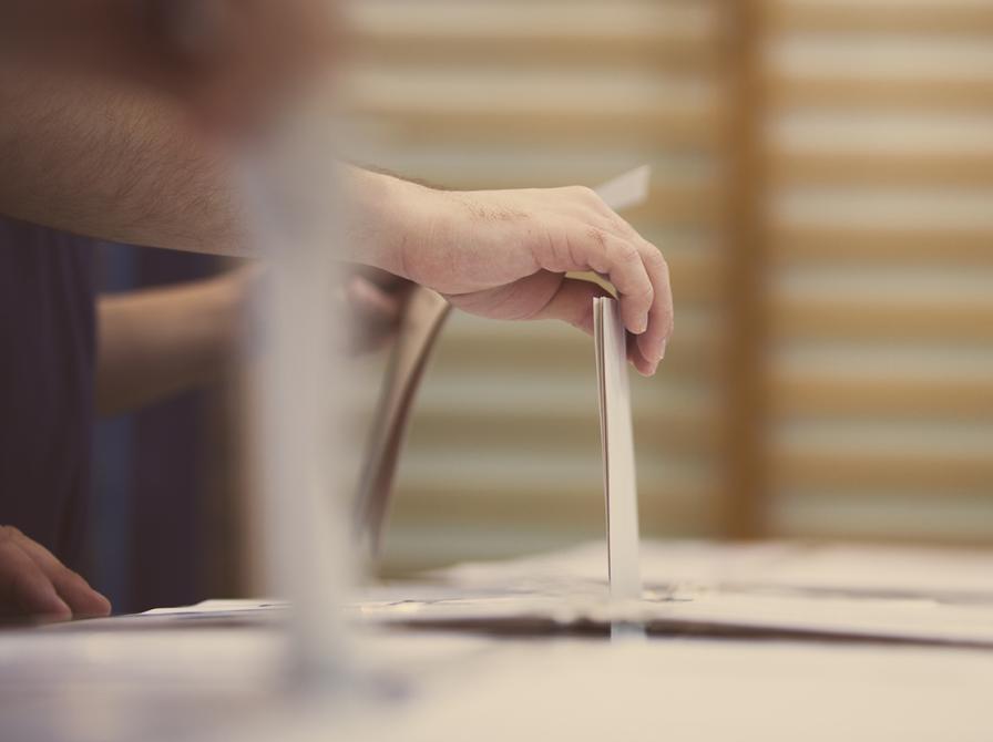 hånd afgiver brevstemme