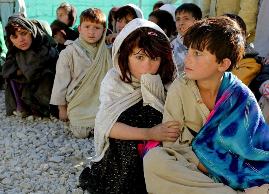 Billede af siddende afghanske børn
