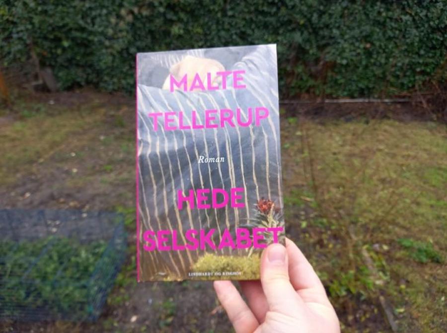 Foto af romanen Hedeselskabet skrevet af Malte Tellerup