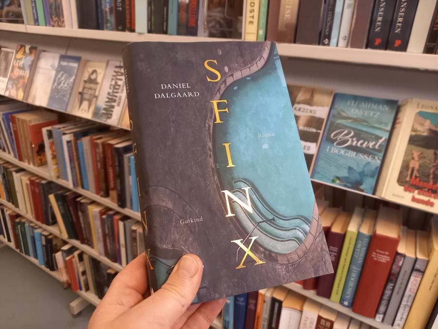 Foto af romanen 'Sfinx' af Daniel Dalgaard