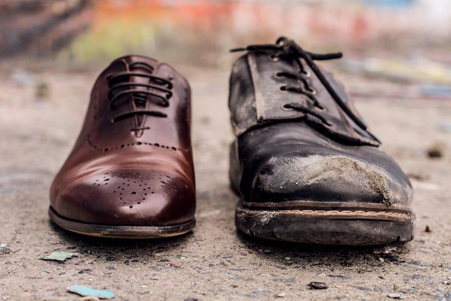 Foto af en ny og en gammel sko ved siden af hinanden